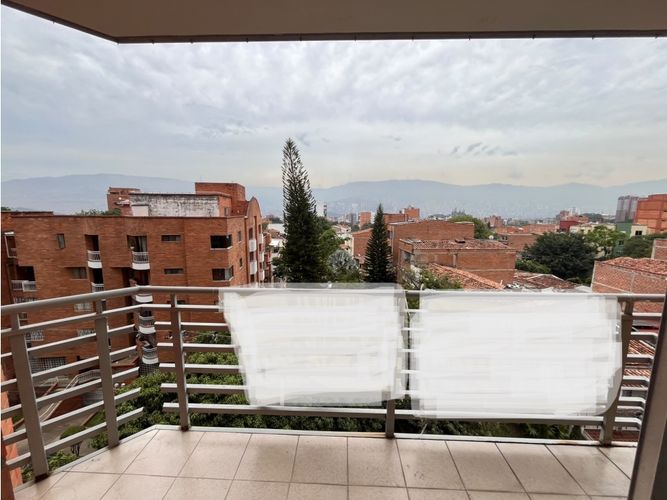 Apartamento en venta en La Almeria, Medellín · foto 2 de 24