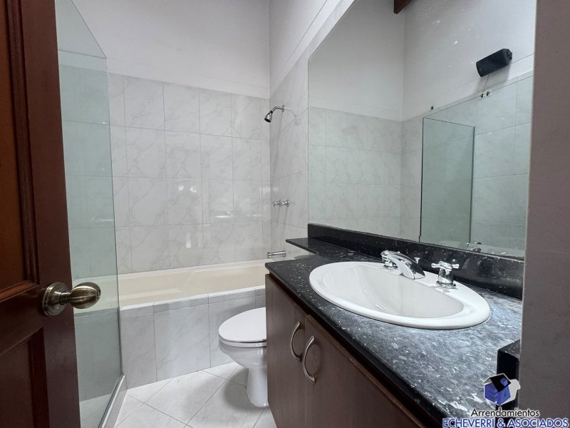 Casa en venta en Zona Centro, Envigado · foto 3 de 17