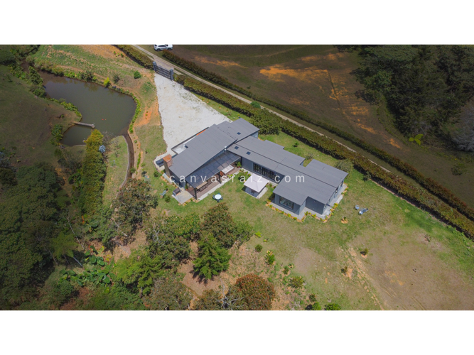 Finca en venta en Cabeceras De Llanogrande, La Ceja, 275 m² · foto 2 de 16