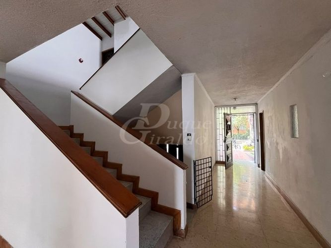 Casa de 7 alcobas en venta en Los Colores, Medellín, 450 m² · foto 3 de 24