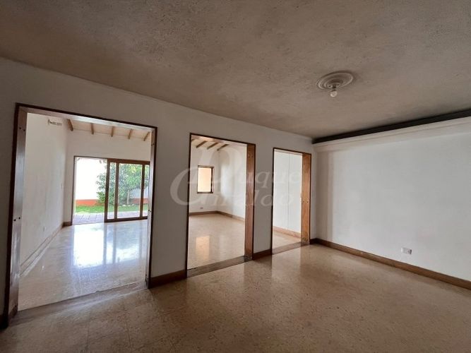 Casa de 7 alcobas en venta en Los Colores, Medellín, 450 m² · foto 4 de 24
