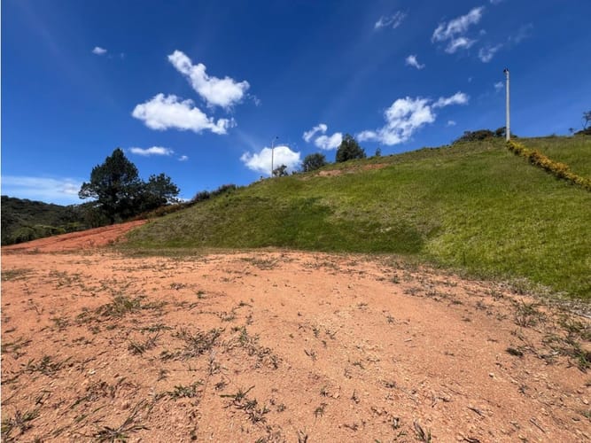 Lote en venta en El Carmen de Viboral, 2465 m² · foto 4 de 11