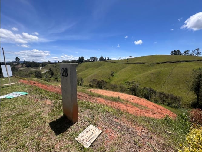 Lote en venta en El Carmen de Viboral, 2465 m² · foto 9 de 11