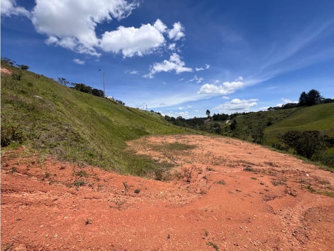 Lote en venta en El Carmen de Viboral, 2465 m² · foto 10 de 11