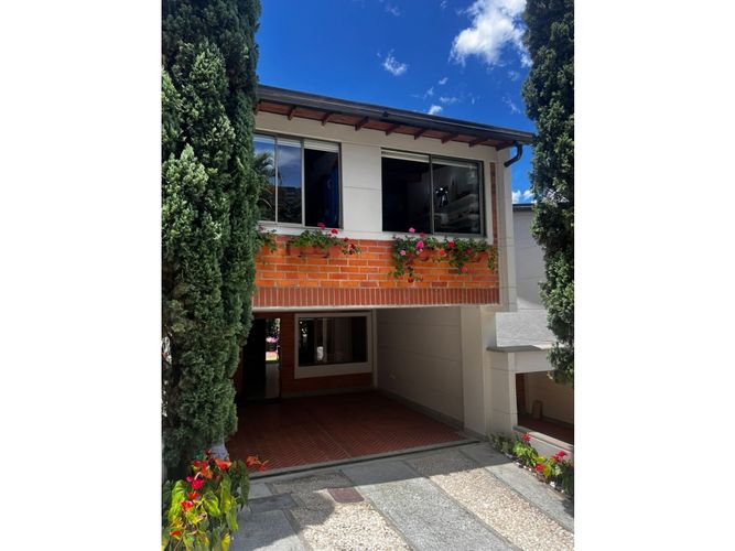 Casa de 3 alcobas en venta en Cumbres, Envigado, 146 m² · foto 2 de 16