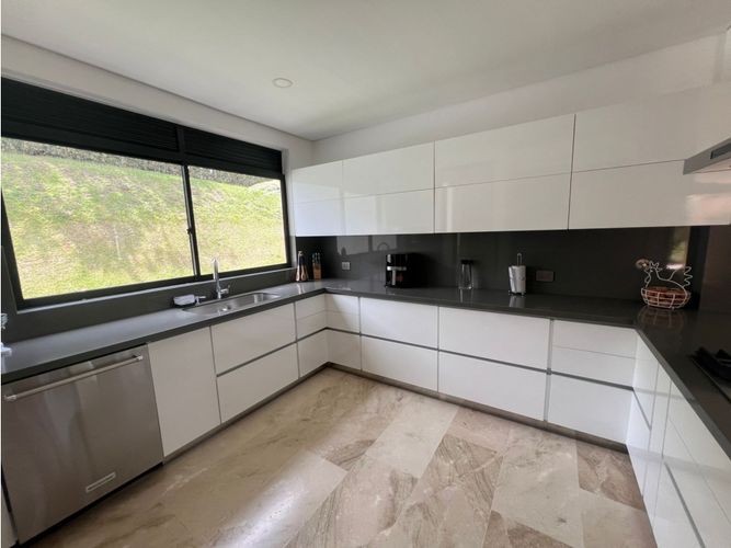 Casa de 4 alcobas en venta en Guamito, La Ceja, 380 m² · foto 20 de 24