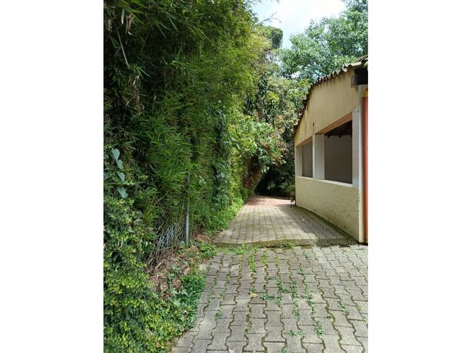 Casa de 6 alcobas en venta en Urbanizacion Gualcala, Medellín, 400 m² · foto 3 de 9