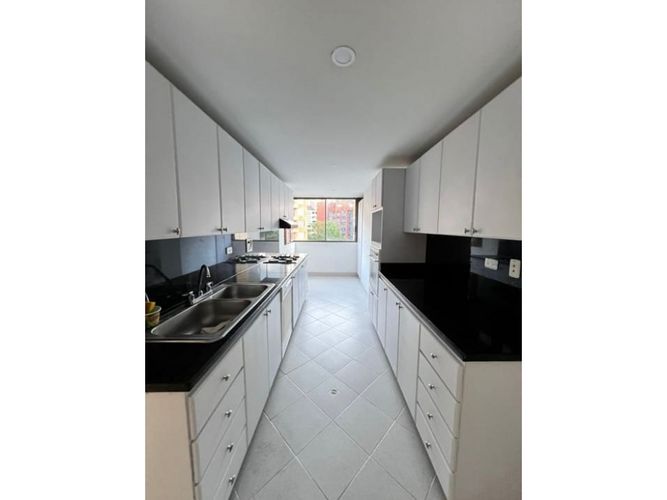 Apartamento de 3 alcobas en venta en El Tesoro, Medellín, 175 m² · foto 2 de 16