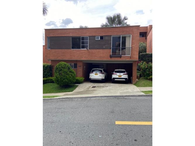 Casa de 3 alcobas en venta en Loma Benedictinos, Envigado, 220 m² · foto 1 de 16