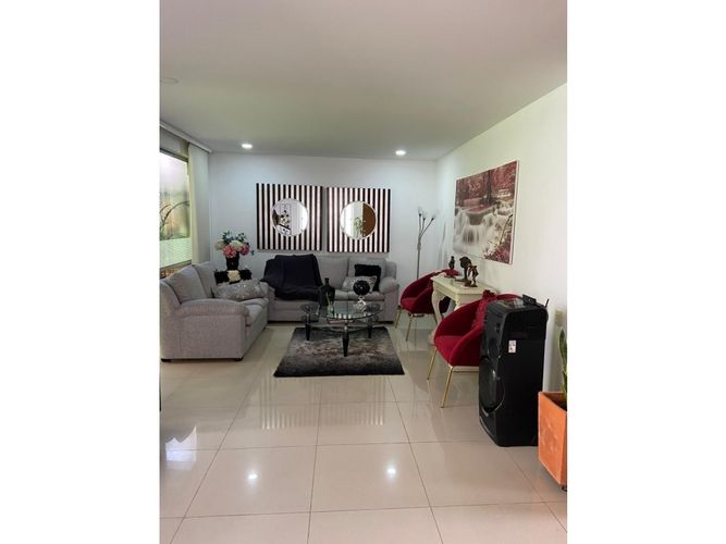 Casa de 3 alcobas en venta en Loma Benedictinos, Envigado, 220 m² · foto 2 de 16