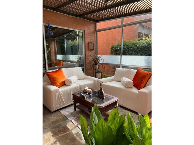 Casa de 3 alcobas en venta en Loma Benedictinos, Envigado, 220 m² · foto 3 de 16