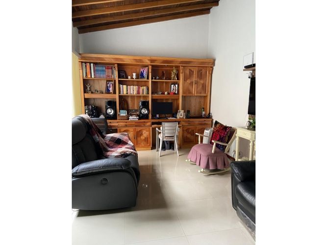 Casa de 3 alcobas en venta en Loma Benedictinos, Envigado, 220 m² · foto 11 de 16