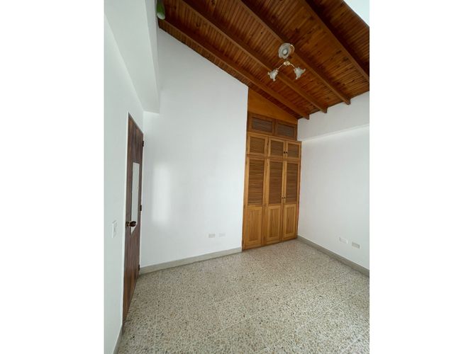 Casa de 4 alcobas en venta en Calasanz Parte Alta, Medellín, 215 m² · foto 3 de 22