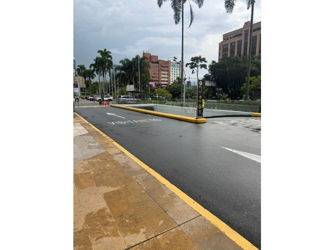Local en venta en El Poblado, Medellín, 170 m² · foto 2 de 16