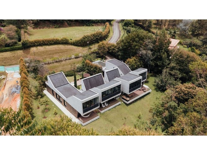 Casa de 4 alcobas en venta en El Tablazo, Medellín, 500 m² · foto 2 de 23