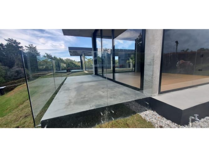 Casa de 4 alcobas en venta en Vía Las Palmas, Medellín, 336 m² · foto 2 de 18