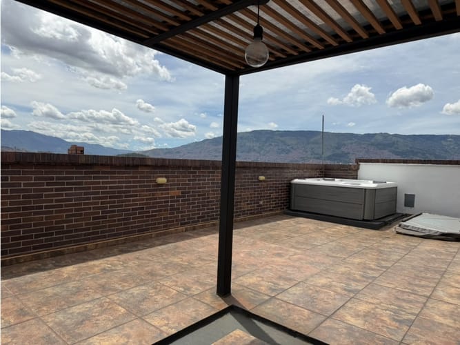 Apartamento de 3 alcobas en venta en La Castellana, Medellín, 198 m² · foto 2 de 19