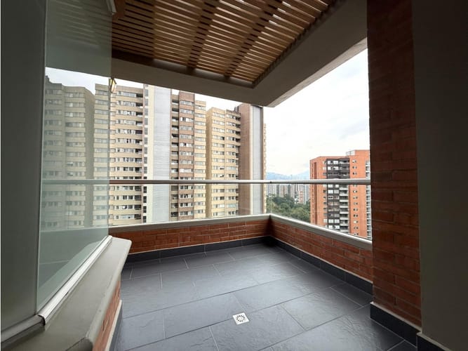 Apartamento de 3 alcobas en venta en Loma Benedictinos, Medellín, 233 m² · foto 4 de 24