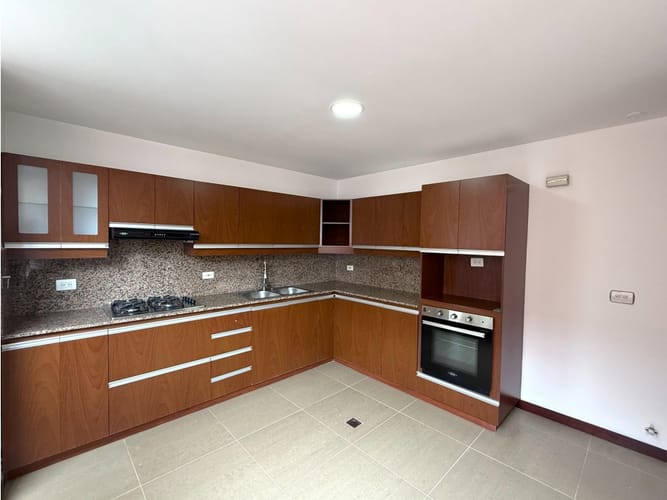 Apartamento de 3 alcobas en venta en Loma Benedictinos, Medellín, 233 m² · foto 5 de 24