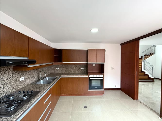 Apartamento de 3 alcobas en venta en Loma Benedictinos, Medellín, 233 m² · foto 7 de 24