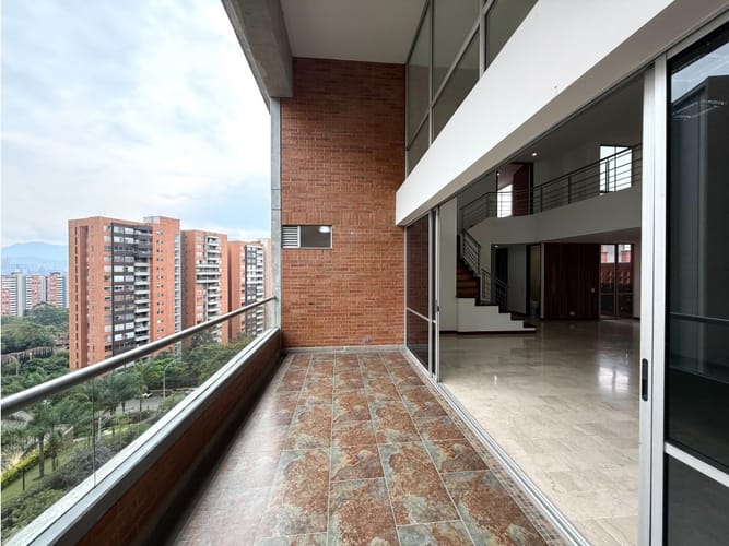 Apartamento de 3 alcobas en venta en Loma Benedictinos, Medellín, 233 m² · foto 8 de 24