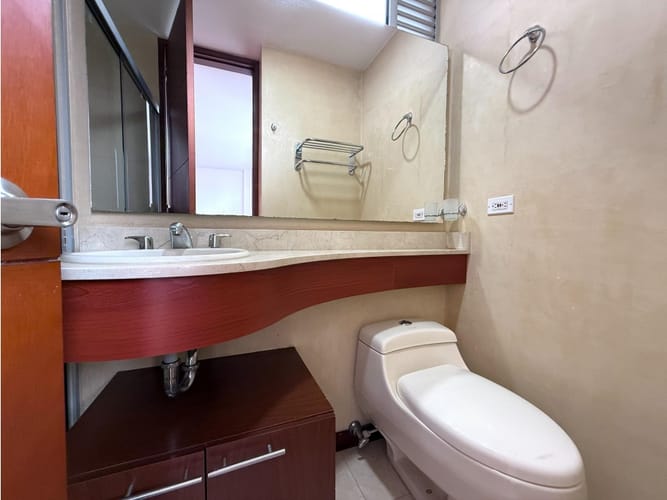Apartamento de 3 alcobas en venta en Loma Benedictinos, Medellín, 233 m² · foto 9 de 24