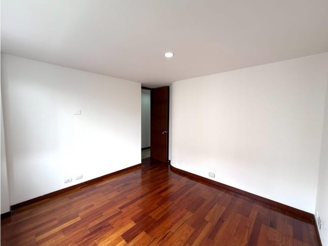 Apartamento de 3 alcobas en venta en Loma Benedictinos, Medellín, 233 m² · foto 10 de 24