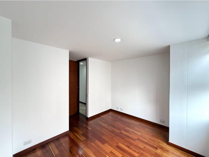 Apartamento de 3 alcobas en venta en Loma Benedictinos, Medellín, 233 m² · foto 12 de 24
