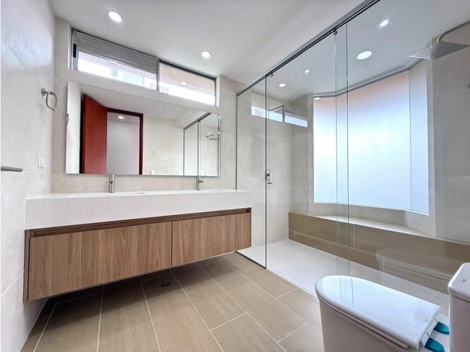 Apartamento de 3 alcobas en venta en Loma Benedictinos, Medellín, 233 m² · foto 13 de 24
