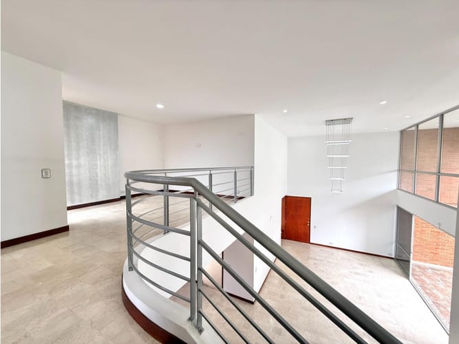 Apartamento de 3 alcobas en venta en Loma Benedictinos, Medellín, 233 m² · foto 19 de 24