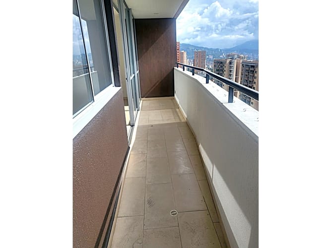 Apartaestudio en venta en Los Naranjos, Medellín, 55 m² · foto 8 de 24