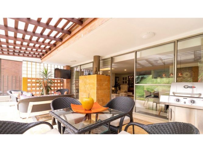 Casa de 3 alcobas en venta en La Candelaria, Medellín, 300 m² · foto 2 de 24