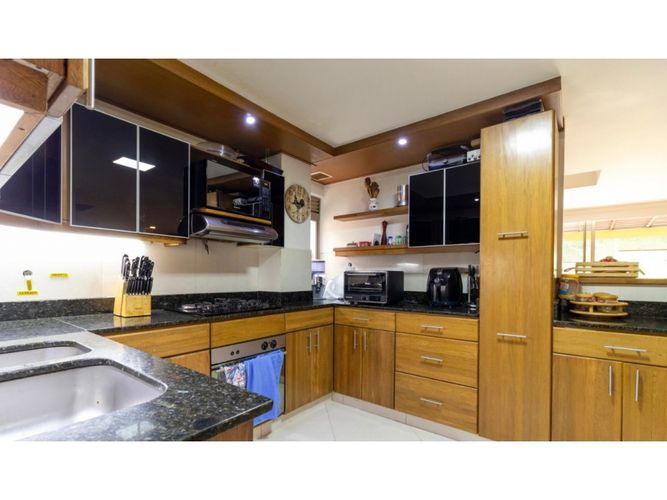 Casa de 3 alcobas en venta en La Candelaria, Medellín, 300 m² · foto 6 de 24