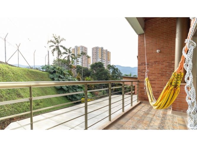 Casa de 3 alcobas en venta en La Candelaria, Medellín, 300 m² · foto 11 de 24