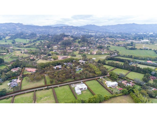Casa de 4 alcobas en venta en Cabeceras De Llanogrande, Rionegro, 552 m² · foto 3 de 20
