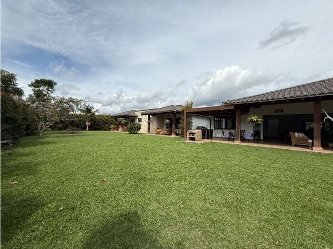 Casa de 4 alcobas en venta en Llano Grande, Rionegro, 460 m² · foto 2 de 14