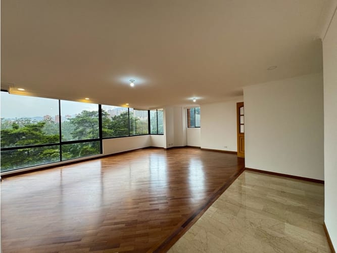 Apartamento de 3 alcobas en venta en Loma Del Campestre, Medellín, 183 m² · foto 2 de 24