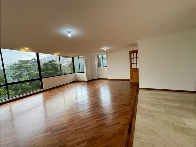 Apartamento de 3 alcobas en venta en Loma Del Campestre, Medellín, 183 m² · foto 3 de 24