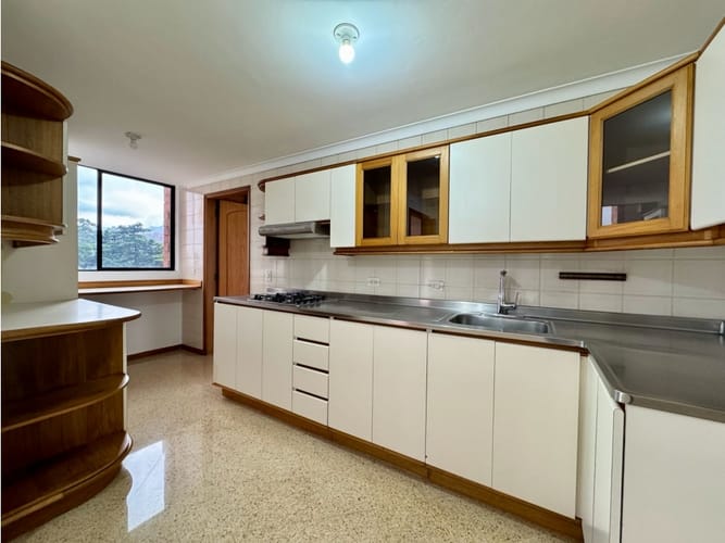 Apartamento de 3 alcobas en venta en Loma Del Campestre, Medellín, 183 m² · foto 9 de 24