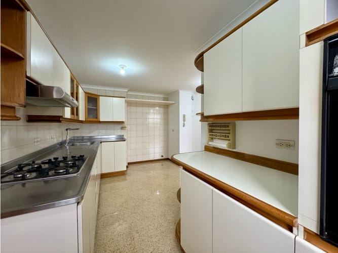 Apartamento de 3 alcobas en venta en Loma Del Campestre, Medellín, 183 m² · foto 10 de 24