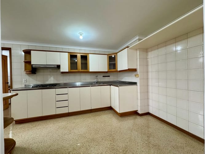 Apartamento de 3 alcobas en venta en Loma Del Campestre, Medellín, 183 m² · foto 11 de 24