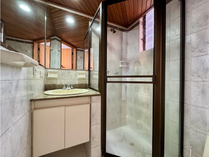 Apartamento de 3 alcobas en venta en Loma Del Campestre, Medellín, 183 m² · foto 18 de 24