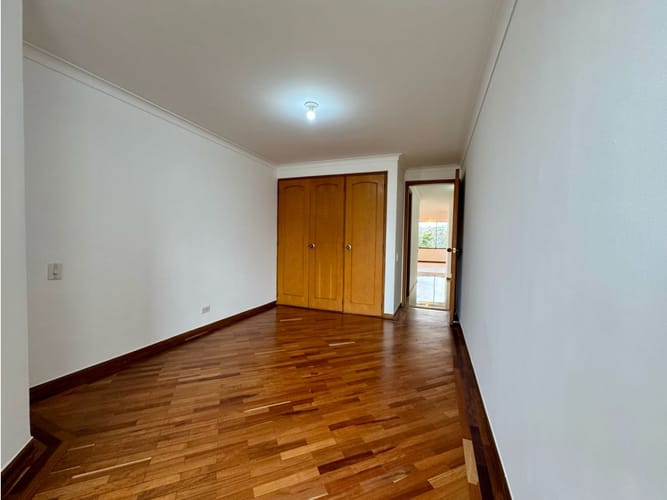 Apartamento de 3 alcobas en venta en Loma Del Campestre, Medellín, 183 m² · foto 19 de 24