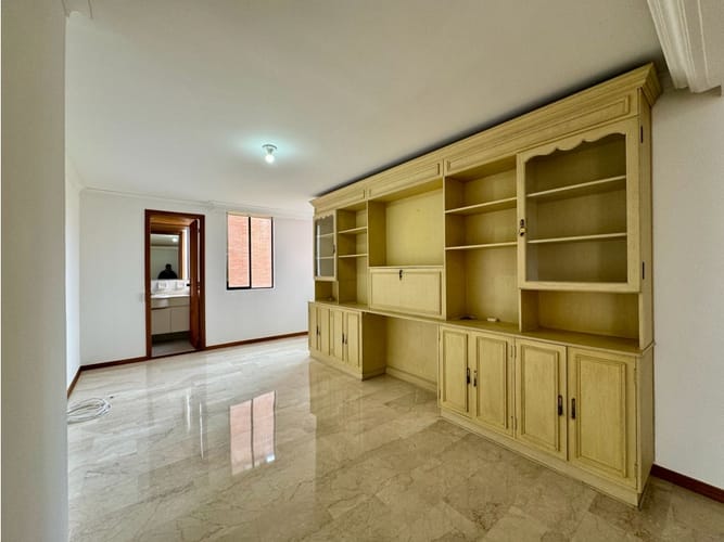 Apartamento de 3 alcobas en venta en Loma Del Campestre, Medellín, 183 m² · foto 23 de 24