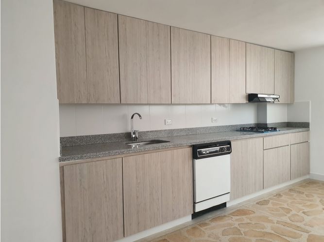 Apartamento de 3 alcobas en venta en Urbanización Las Cumbres, Medellín, 140 m² · foto 2 de 14