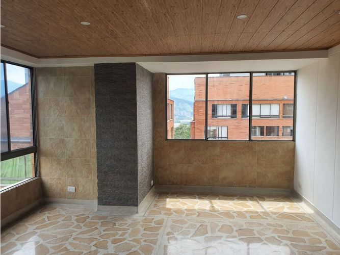 Apartamento de 3 alcobas en venta en Urbanización Las Cumbres, Medellín, 140 m² · foto 3 de 14