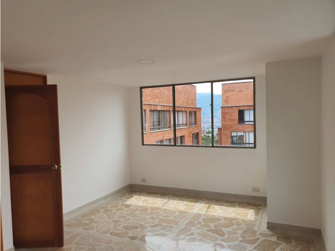 Apartamento de 3 alcobas en venta en Urbanización Las Cumbres, Medellín, 140 m² · foto 4 de 14