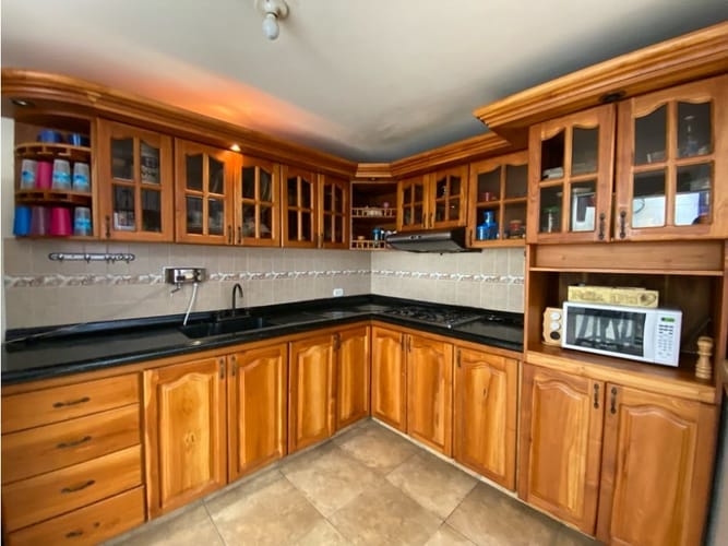 Casa de 9 alcobas en venta en El Porvenir, Rionegro, 85 m² · foto 2 de 9