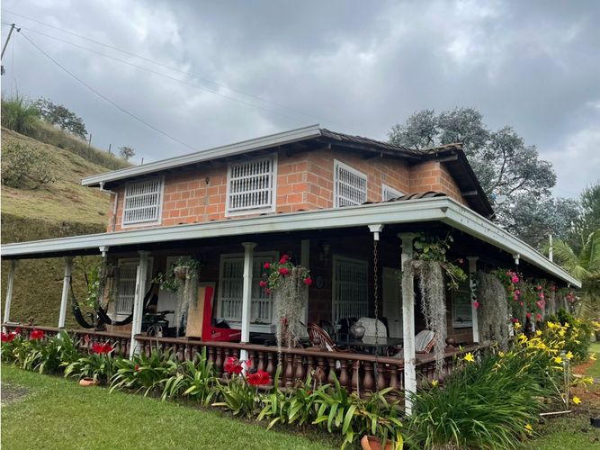 Casa de 4 alcobas en venta en San Jose, Guarne, 270 m² · foto 4 de 11