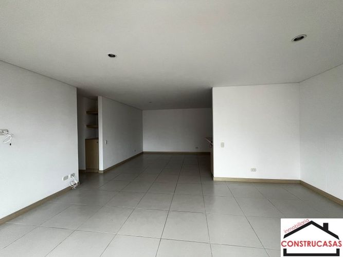 Apartamento de 3 alcobas en arriendo en Loma De San Jose, Sabaneta, 109 m² · foto 4 de 23